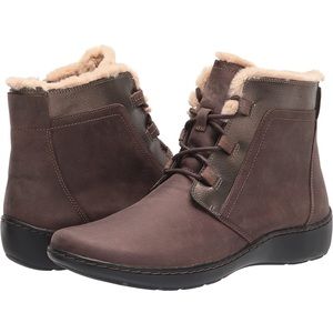 NWT Clarks Cora Chai Ankle Boot in Taupe